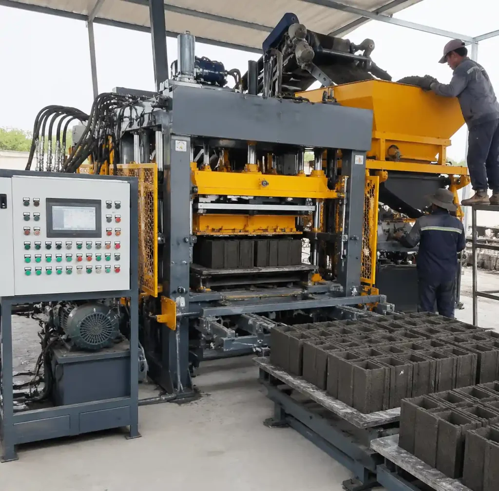 Semi-automatic block machine QT4-30 in operation