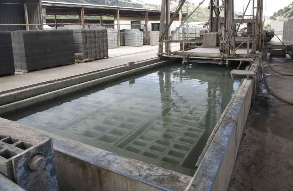 Industrial water immersion curing tank system for concrete blocks